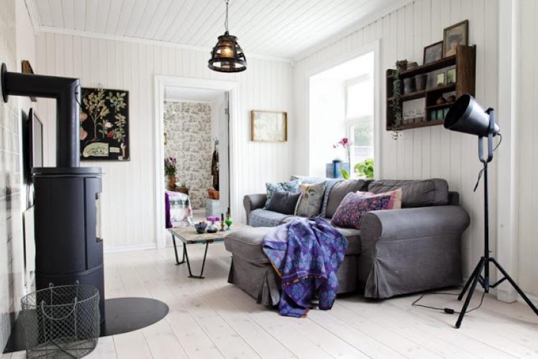 piękna, soczysta i bardzo przytulna aranżacja białego wnętrza skandynawskiego domku, który mieści się w dużym mieście,...