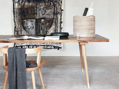 Surowy drewniany stół i krzesło,betonowa posadzka , batikowe obrazy w czerni i beżach (21364)