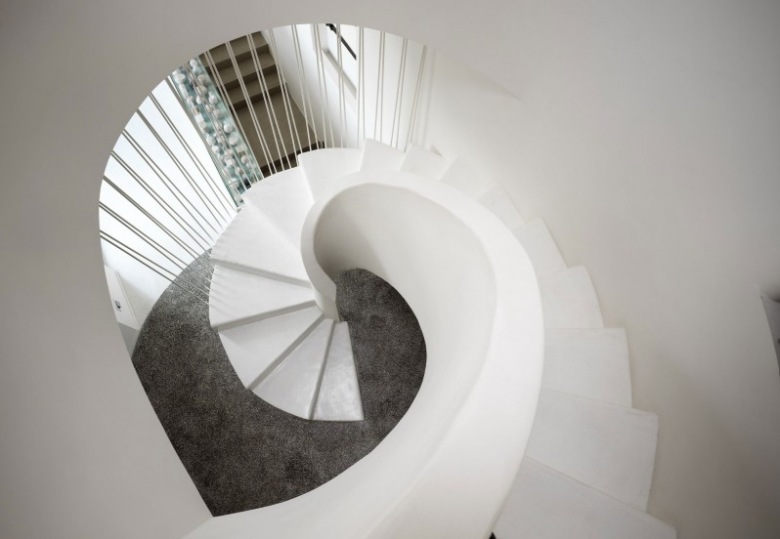 piękne, spiralne schody w bieli  - to propozycja do nowoczesnych,   wnętrz