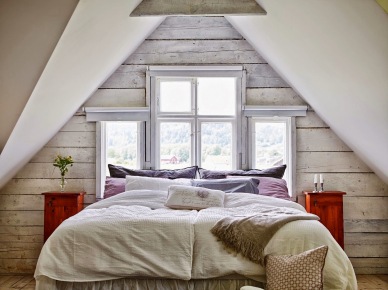 Czereśniowe drewniane stoliki nocne w sypialni pod drewnianym skośnym dachem (26011)
