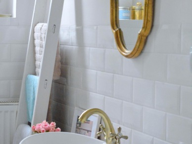 Biała łazienka z drewnem i złotymi dodatkami (51204)