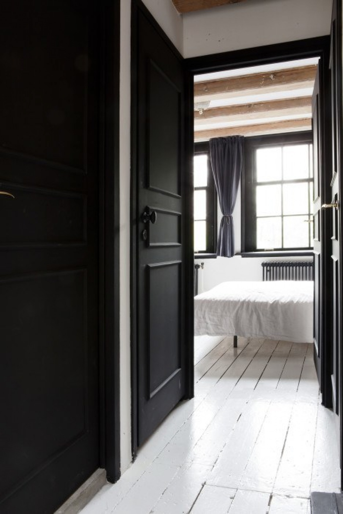 Białe deski i czarne drzwi w aranżacji sypialni (51131)