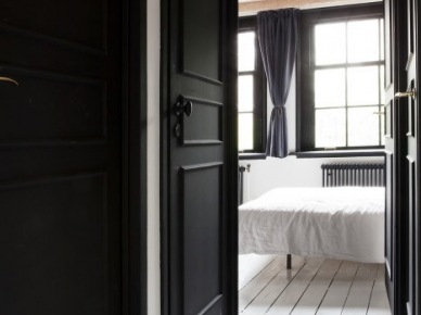 Białe deski i czarne drzwi w aranżacji sypialni (51131)