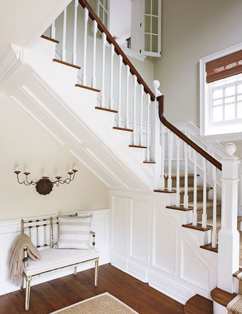 klasyczny styl i kolor drewnianych schodów, czyli połączenie bieli z naturalnym drewnem  - zawsze piękne !