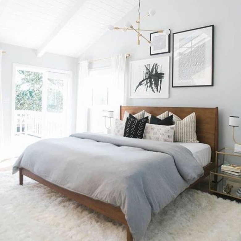 W pastelowej aranżacji sypialni wyróżnia się jeden element. Jest nim łóżko z drewnianą ramą, która wnosi przyjemną...