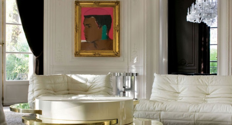  Lenny Kravitz otworzył swoje studio wnętrz dekoracja Kravtz Projekt  2003 roku. Dekorowanie jego rezydencji w Paryżu podsumowuje swoje klasyczne inspiracje, ale rock, przepychu i luksusowym stylu. The art deco znajdują się kawałki całym hotelu są piękne.
W Togos skóra lounge biały, coffee table lakierowany mosiądz i Gabriella Crespi, czarne aksamitne zasłony, ogromne zawieszenie Baccarat i dwa portrety Muhammad Ali przez Andy'ego Warhola na konsole 