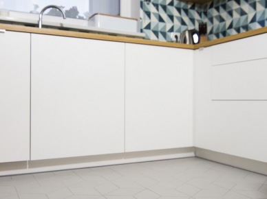 Białe szafki w kuchni (47697)