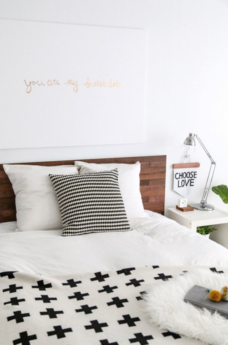 Sypialnię urządzono w bieli z dodatkiem czarnych akcentów. Na tak jasnym tle wyróżnia się także drewniana rama łóżka. Typografia stanowi wdzięczny osobisty motyw, który dekoruje...