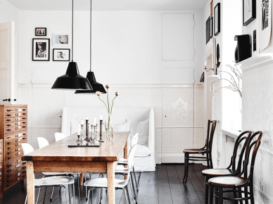 Czarne podłogi i lampy w białych wnętrzach w stylu skandynawskim (48534)