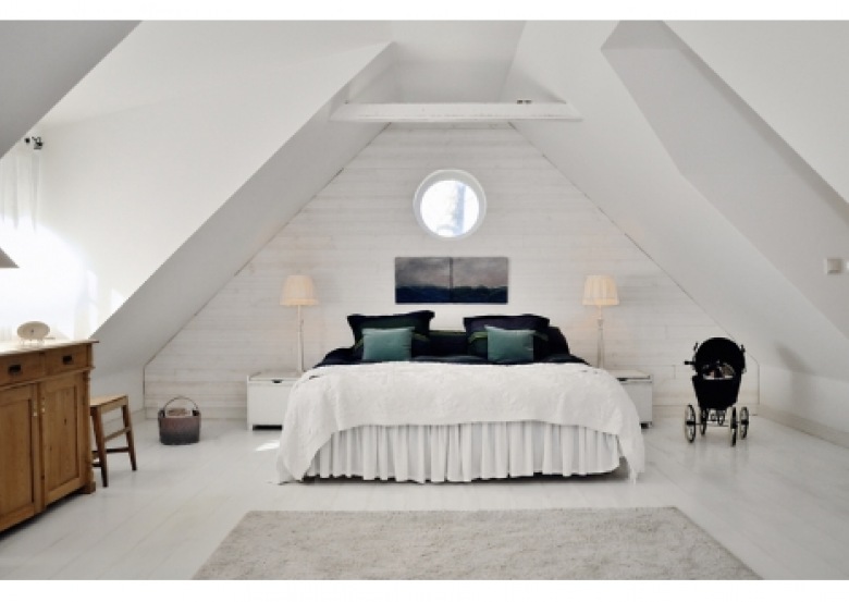 skandynawska sypialnia nie jest nudna - surowa ściana z białej cegły i biel podłogi zostały przełamane dekoracjami w...