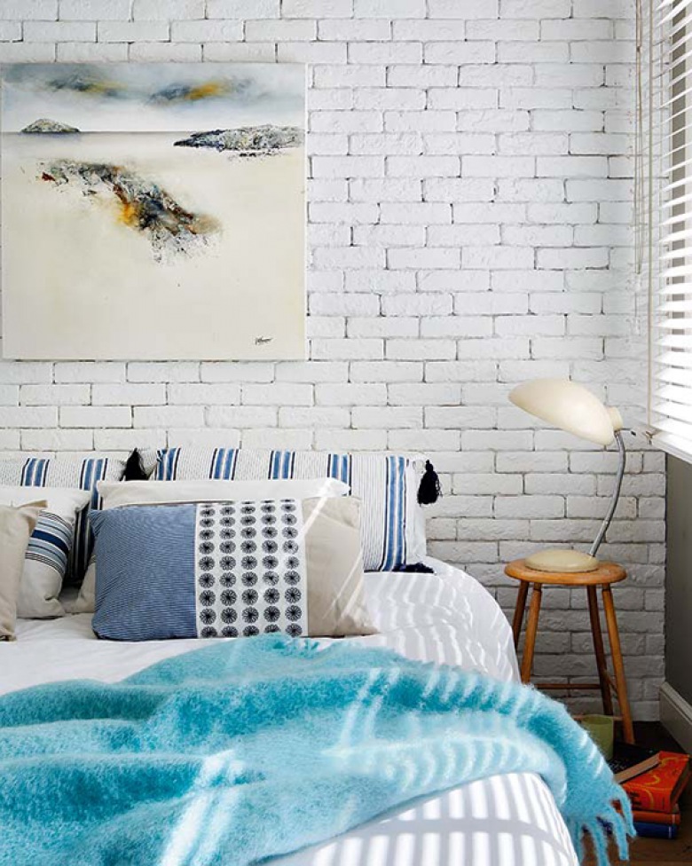 świeżość i prostota, to dobry pomysł na sypialnię ze ścianą z białej cegły - jest przytulnie, czysto i prosto....