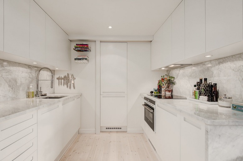 Mała biała kuchnia pod antresolą w otwartej zabudowie mieszkania (21224)