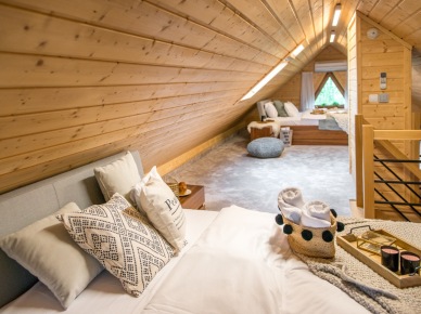 Podwójna sypialnia na poddaszu z drewnianym sufitem (55852)