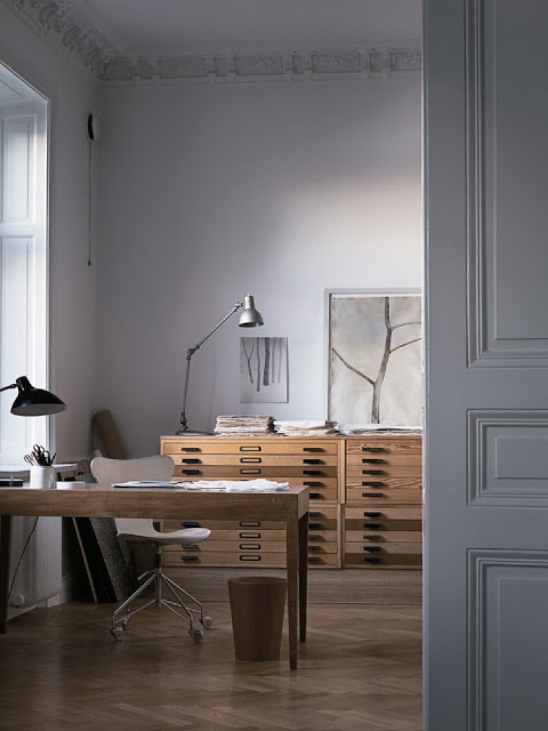 W starym eleganckim budynku apartamentowym w Sztokholmie ilustrator Mats Gustafson łączy miękkie białe ściany głuche szarości, brązy i ochry mebli oraz ... starożytny i nowoczesny mix swobodnie i doskonale ... Uwielbiam...