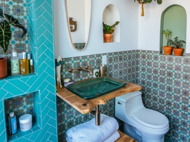 Oryginalna mozaika w niebieskiej łazience (53715)