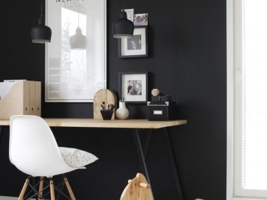 Czarna ściana, biała podloga,skandynawskie biurko na czanych metalowych nogach z drewnianym blatem ,białe krzesło na drewnianych nóżkach i drewniane detale w domowym biurze (26150)