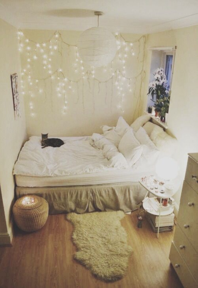 W niedużej sypialni postawiono na dekoracje świetlne, które dodają wnętrzu romantycznej atmosfery. Łóżko ustawiono przy ścianie, zostawiając po drugiej stronie miejsce na...