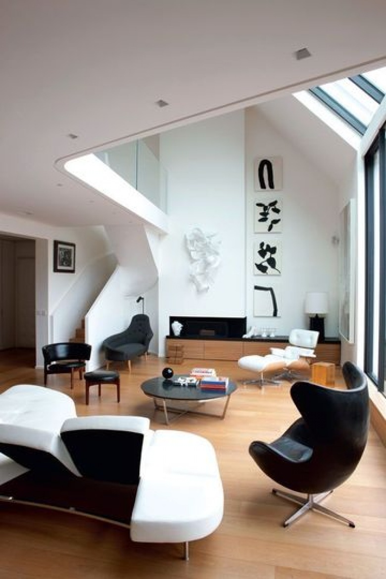  nowoczesny, czarno-biały, pod ogromnym baldachimem - apartament w Paryżu pełen klasy, elegancji i nowoczesnych grafik i mebli. Piękne wnętrze w całości, meble dizajnerskie, obrazy i grafiki wykwintne...