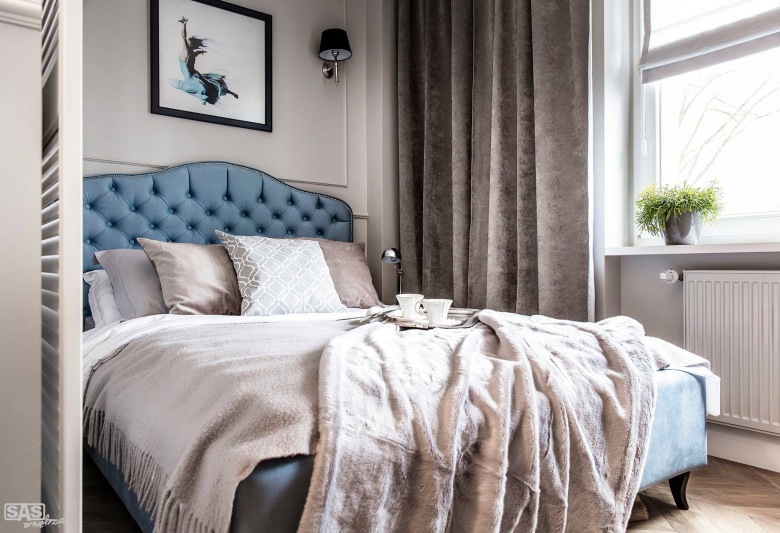 Do sypialni wybrano królewskie łóżko z pikowanym wezgłowiem w pięknym niebieskim kolorze. Choć wnętrze jest małe, to...