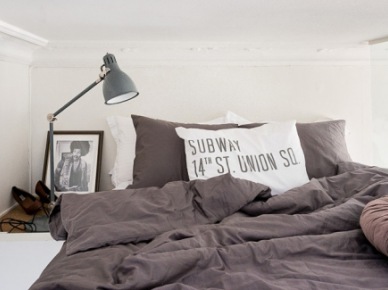 Szara lamka stojaca, szara pościel na łóżku na antresoli nad salonem w małym mieszkaniu (26092)