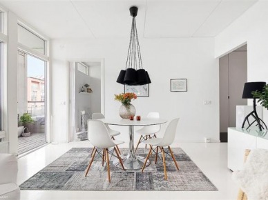 Szaro-biały dywan vintage,okrągły biały stół,krzesła vitra i czarne nowoczesne lampy (24779)