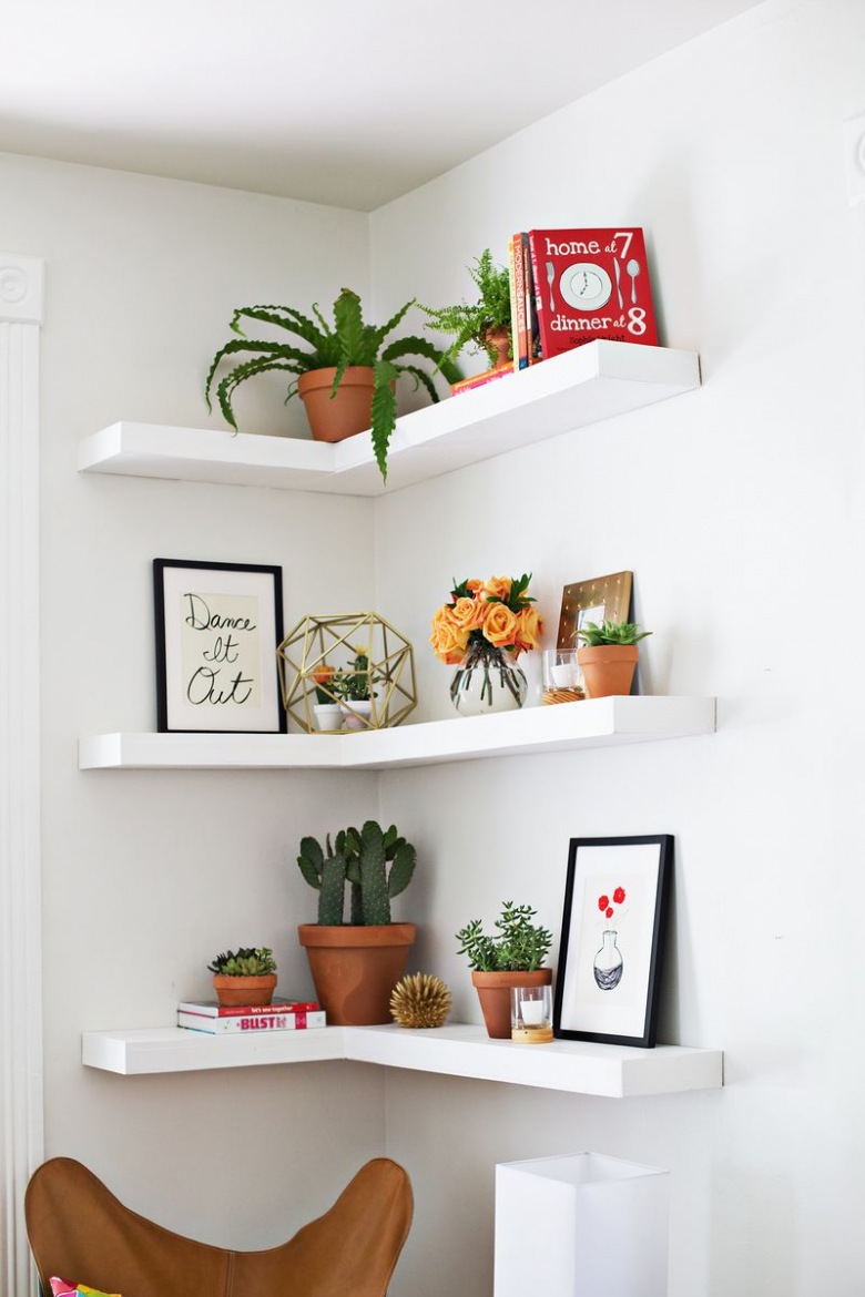 Bardzo fajny pomysł na mały pokój, półki w narozniku optymalnie wykorzystują mały metraż i stanowią ładną dekorację...