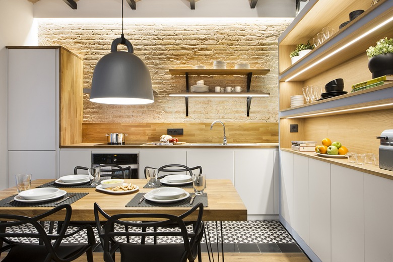 Oryginalna aranżacja wysokiego mieszkania w Barcelonie o pow. 40 m2 z akcentami drewna i błękitu (52405)