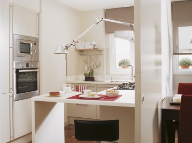 Lada -stolik   przystawiona do ściany w małej kuchni (20255)