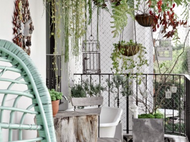 mały balkon a tak pięknie urządzony w biało-srebrzystych kolorach z burzą wiszących ogródków - piękny ! doskonała pomysł na małe balkony...