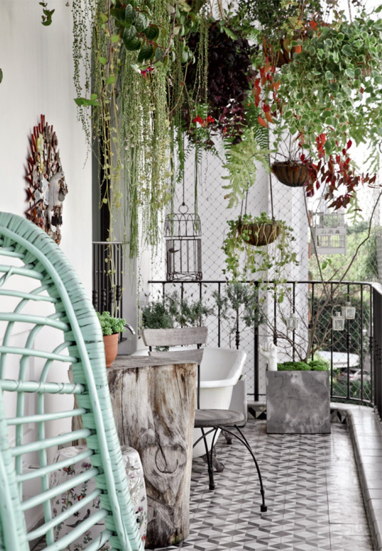 mały balkon a tak pięknie urządzony w biało-srebrzystych kolorach z burzą wiszących ogródków - piękny ! doskonała...