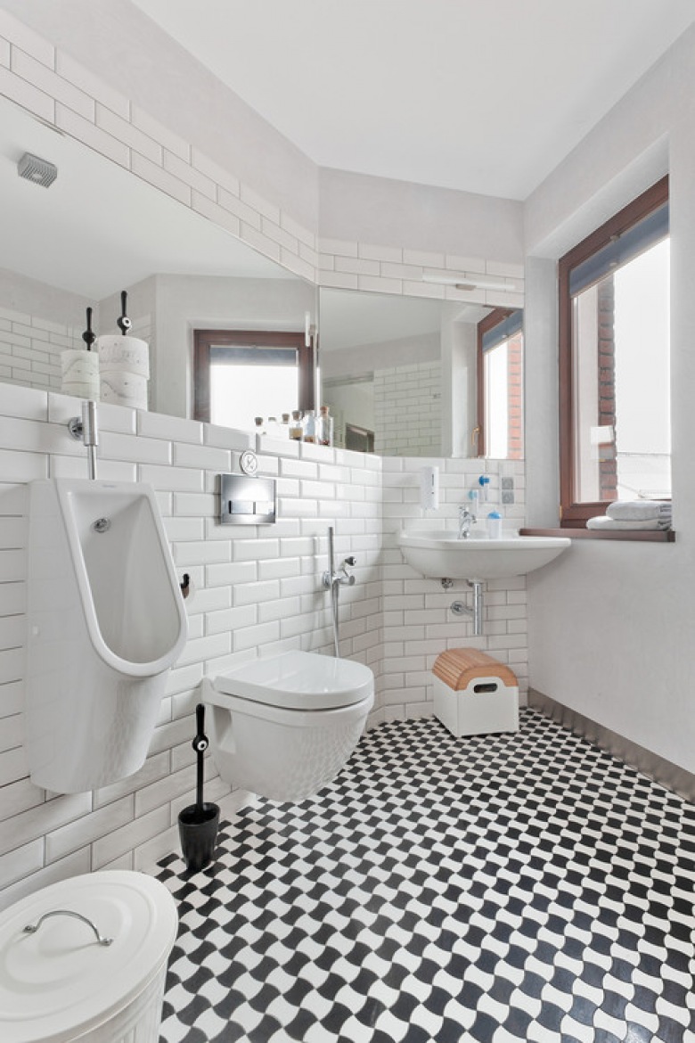 Biało-czarna mozaika w łazience (44182)