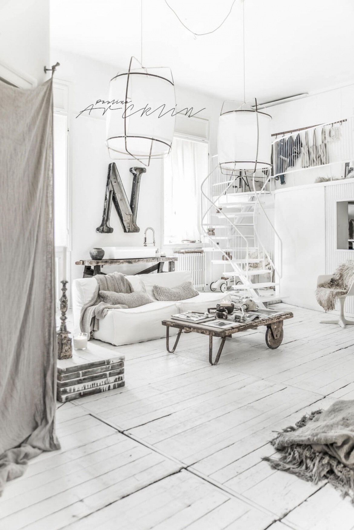 Biały przestronny salon z antresolą w skandynawskim stylu (51439)