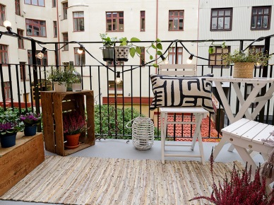 Drewniane meble i dekoracje na małym balkonie (20732)