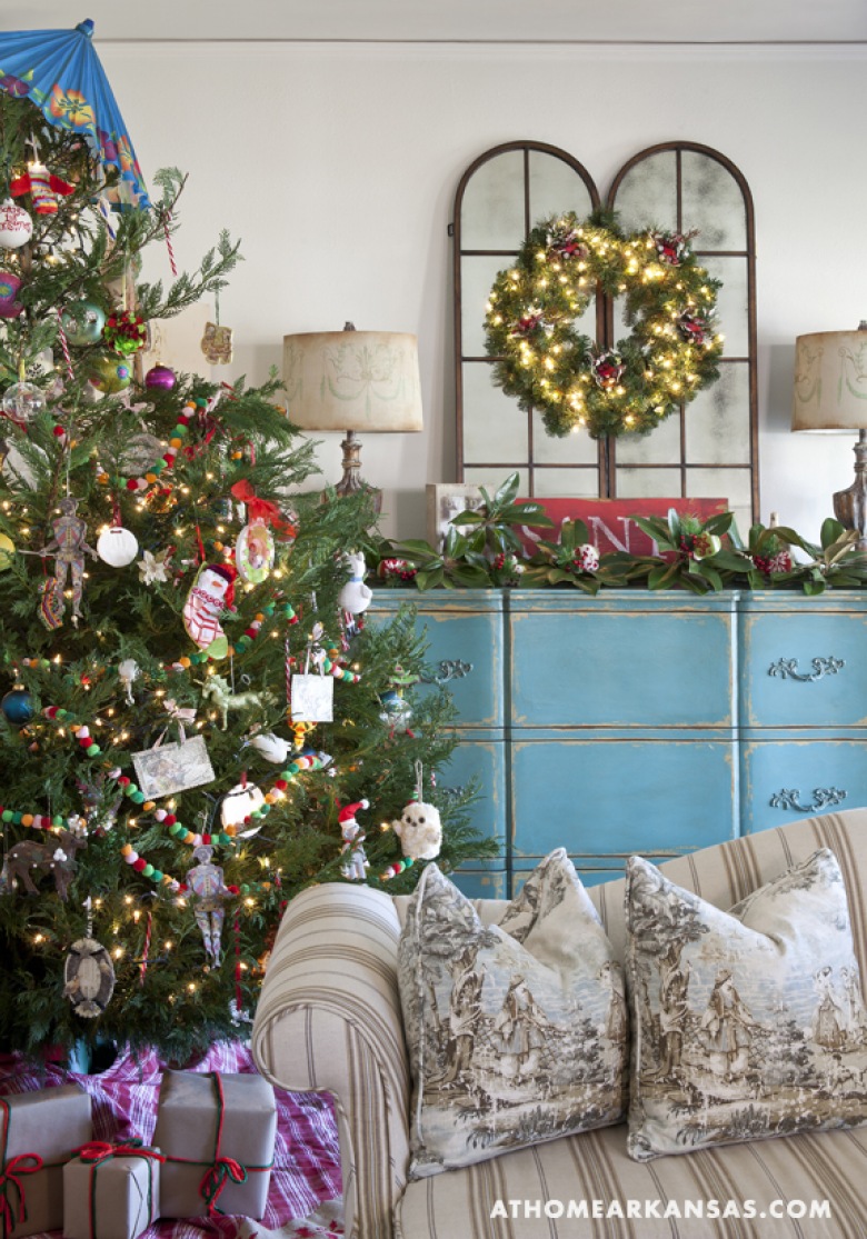 zawsze mnie ciekawiło jak wyglądają święta w ciepłym klimacie - to przykład domu w świątecznej dekoracji w Arkansas. Kolorowo, nietypowo i na luzie. tradycyjny dom amerykański został z francuskimi meblami został udekorowany lekko i swobodnie z gama zabawnych wręcz dekoracji w intensywnych kolorach. Ciekawe wnętrza i pomysły...