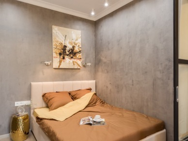 Mała sypialnia z szarą ścianą o strukturze betonu (54760)