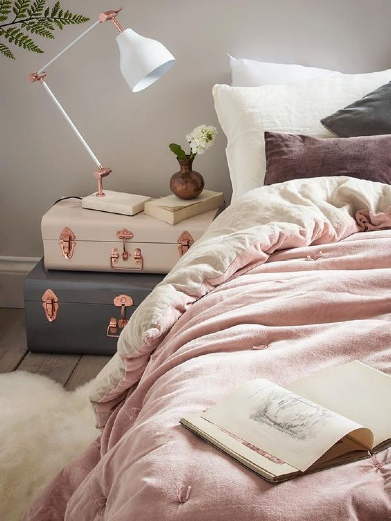 Pudrowy róż kreuje sentymentalny klimat w sypialni. Lekką nutę vintage dodają pomieszczeniu walizki przy łóżku pełniące...