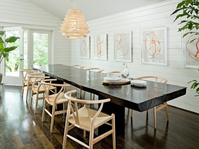 Masywny, drewniany stół i skandynawskie krzesła z  siedziskami z juty (20854)