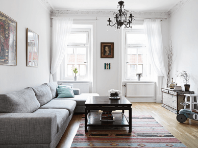 Skandynawski salon z etnicznym dywanem i dekoracjami w stylu vintage (21077)