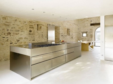 Nowoczesna  stalowa kuchnia, biała podłoga i kamienne ściany (23389)