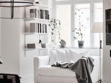 Biały salon z kącikiem do czytania pod oknem (53695)