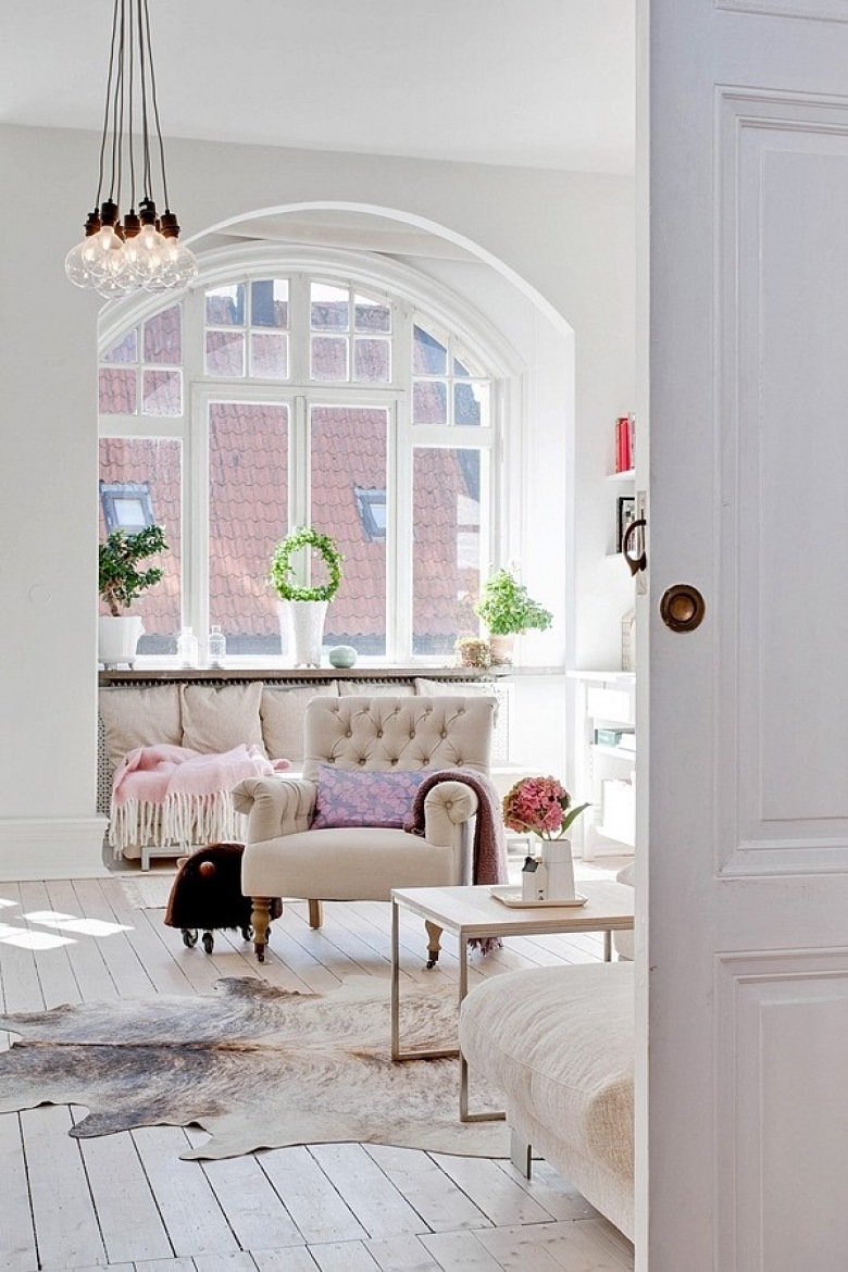 Beżowe meble tapicerowane idealnie prezentują się w białych wnętrzach, ocieplają je i tworzą fajną sielską atmosferę.