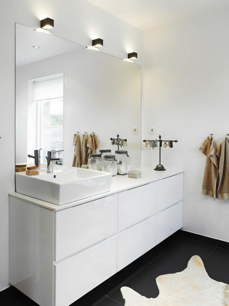 piękna i klimatyczna łazienka w białym i czarnym kolorze z dodatkami w surowym drewnie
