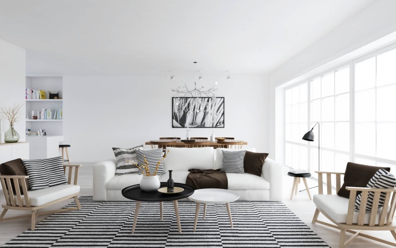 Biały skandynawski salon z drewnianymi fotelami,białą sofą,poduszkami i dywanem w czarno-białe paski (24850)