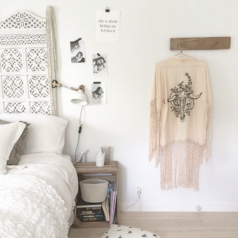 Biała sypialnia z drewnianymi i pastelowymi dodatkami (51557)