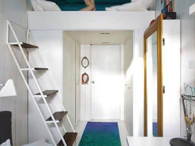 Mały pokój z antresolą i ze szmaragdowym sufitem w pomysłowej i pieknej aranżacji (22175)