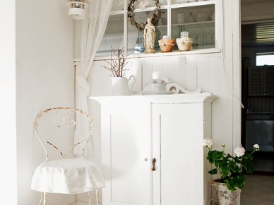 Metalowe białe krzesło francuskie z patyną,biała komoda,latarenka i koronkowo-woalowe firanki w przeszklonej ściance (25592)