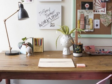 Drewniane biurko i tablica inspiracji w domowym gabinecie (52764)