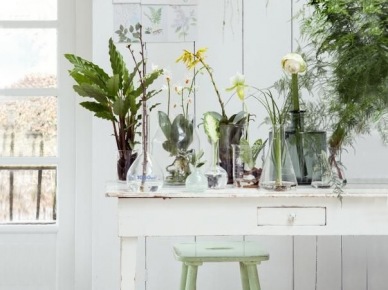 Biały salon w rustykalnym stylu z dekoracją kwiatami (55921)