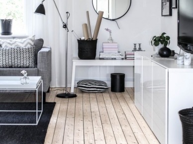 Biało-czarna aranżacja salonu skandynawskiego z podłogą z desek z naturalnego drewna (25677)