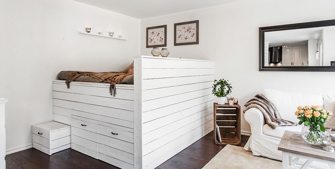 Pomysł na zabudowę sypialni w salonie z rustykalnymi detalami w skandynawskim stylu (22630)